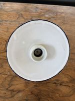 Antike Decken Lampe, Porzellan, weiss blauer Email Schirm