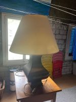 Tischlampe mit Schirm