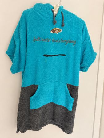 Badeponcho / Surfponcho mit Kapuze – weich & bequem