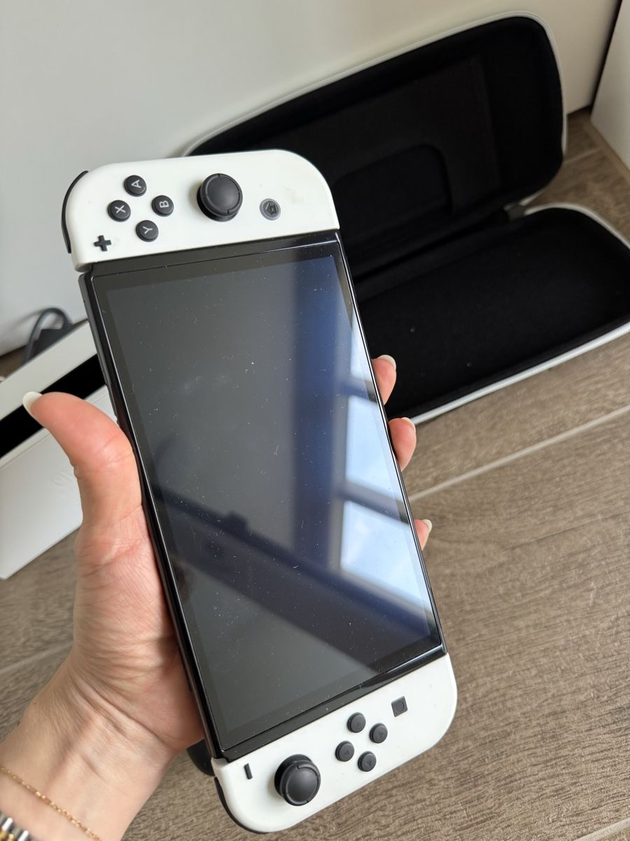 Nintendo Konsolen: Nintendo Switch (OLED model) in weiss mit Tasche – Gebraucht aus Effretikon von ste_yh9g 1
