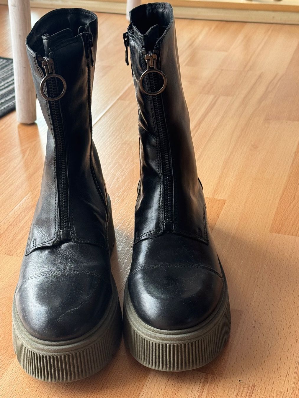 Mjus Scarpe da donna: Stiefelette von Mjus, Grösse 39, Leder, schwarz – Nuovo (secondo la descrizione) da Rorschacherberg venduto da beeechen