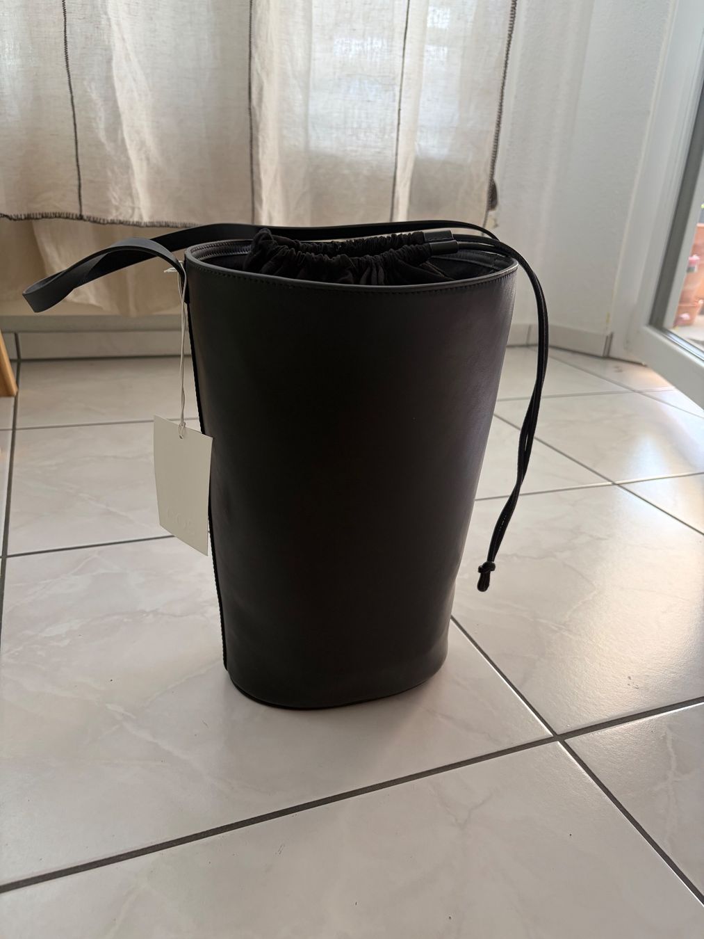 Cos Sacs femmes: Cos Bucket Bag New – Neuf avec emballage d'origine à Hergiswil NW par irinagraf