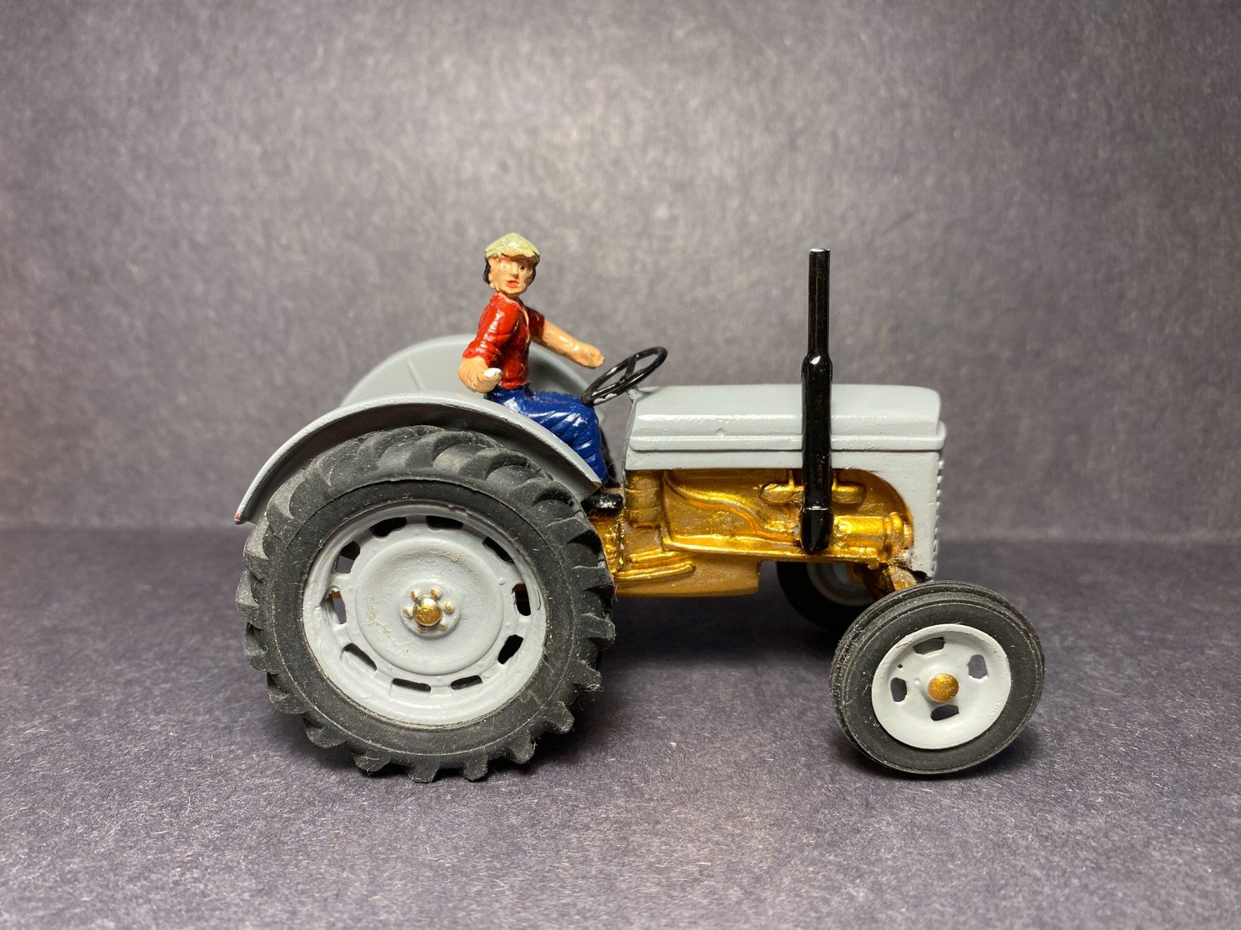 Massey Ferguson Modellini d'auto: Ferguson TE 20 Oldtimer Traktor mit Figur Handmade 1:32 – Usato da Spiez venduto da Mlandcruiser 5
