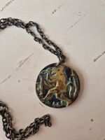 Collier vintage, pendentif théâtre grec, bronze