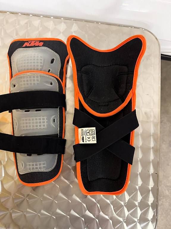 Protezioni & Imbottiture: Original KTM Motocross-Knieschutz – Usato da Wiesendangen venduto da Grischu2003