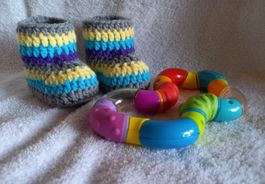 Neue Babyschuhe Handarbeit gratis dazu  Beissring bunt