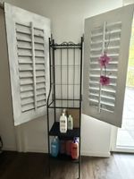 Regal mit beiden Fensterläden