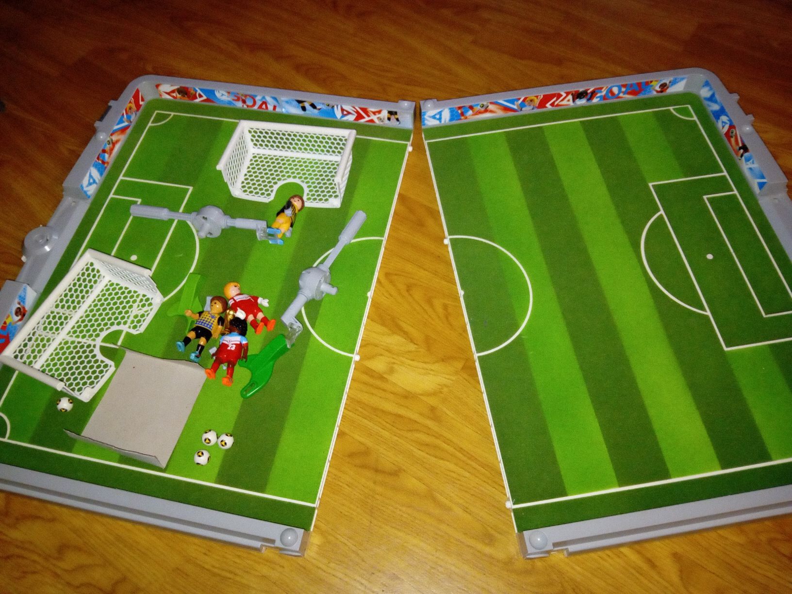 Playmobil Giocattoli: Playmobil campo da calcio a valigetta – Usato da Biasca venduto da Old_6blh 2