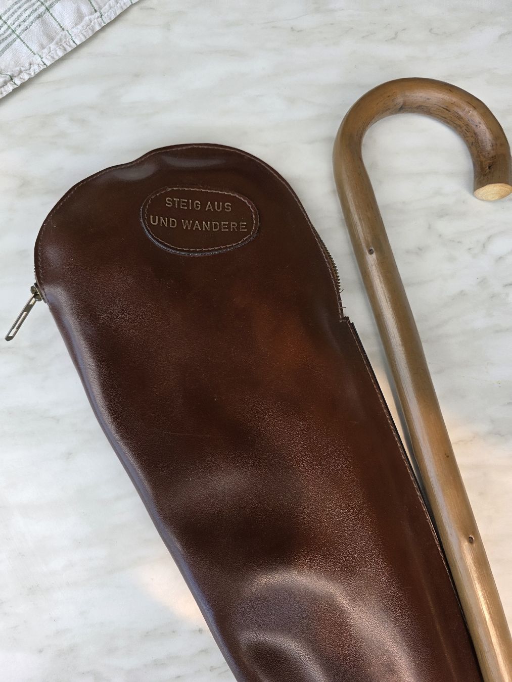 Ausili per la deambulazione: Walking Stick with Brown Imitation Leather Case – Nuovo (secondo la descrizione) da Hinwil venduto da Ehretstock8 1