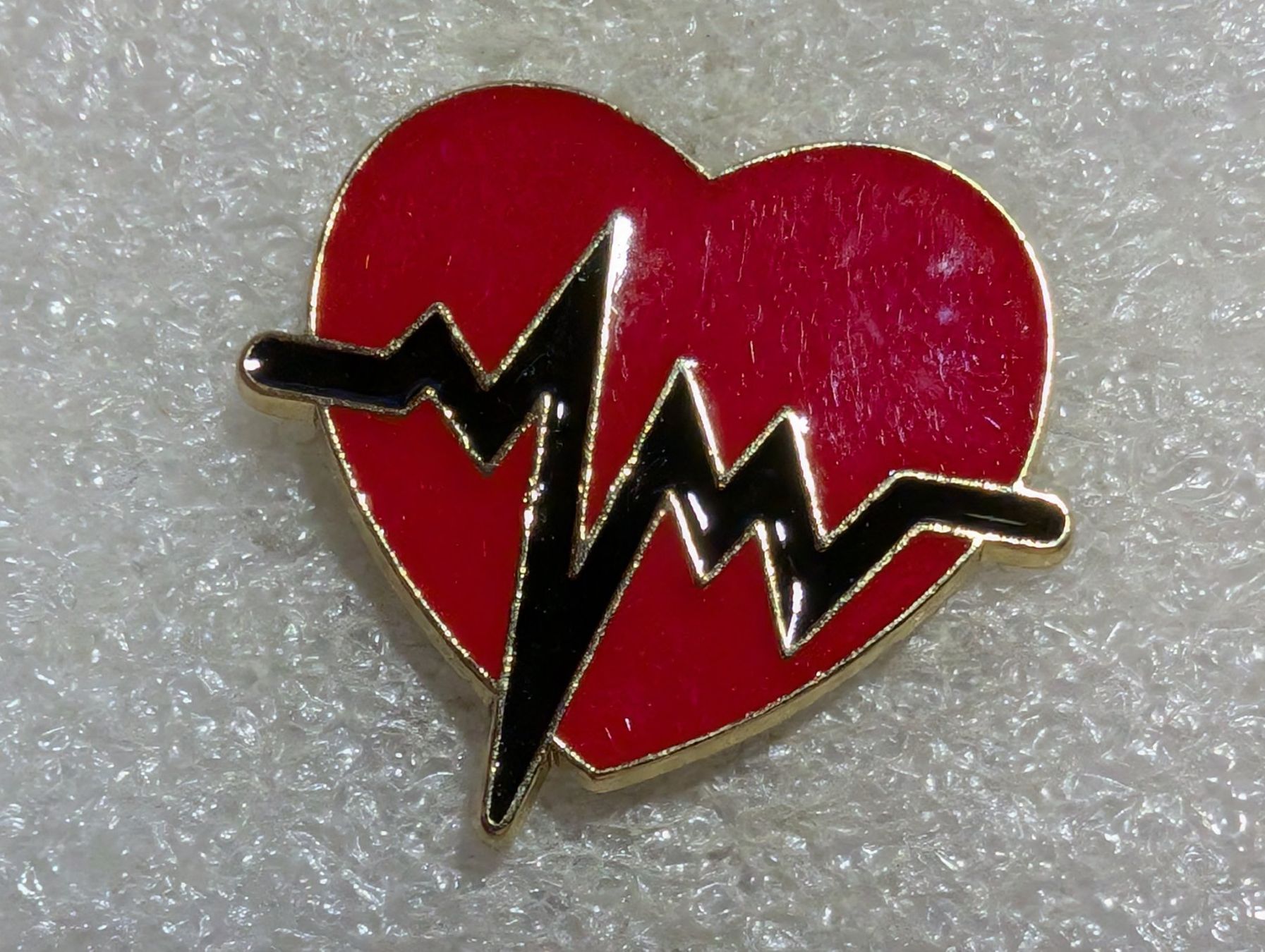 Placchette & Badge: Ansteckpin 106: Herz – Usato da Oppligen venduto da Pin-Fall-Shop