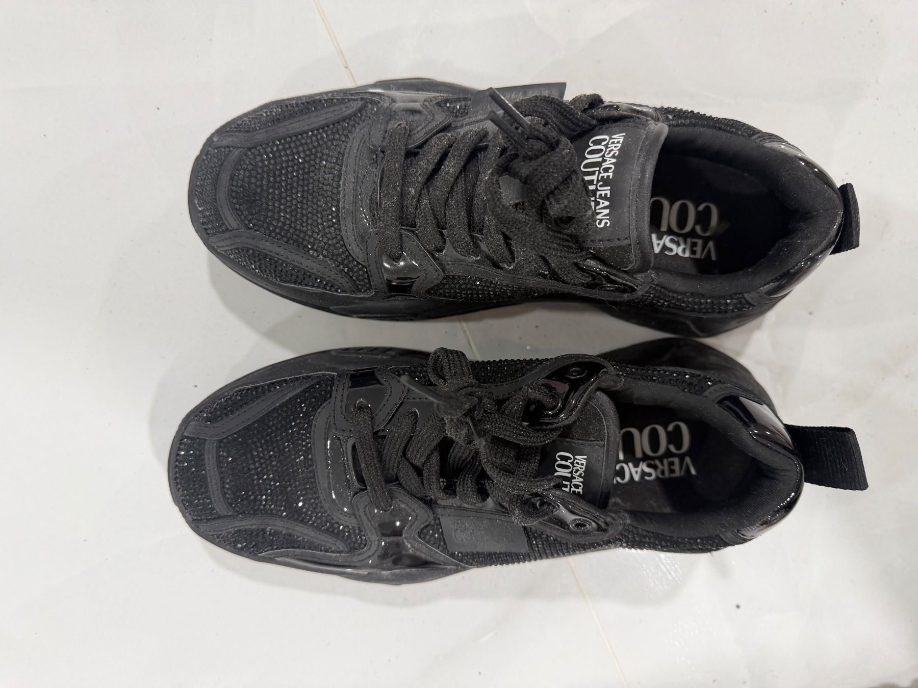 Versace Scarpe da donna: Glitzernde Versace Jeans Couture schwarz t... – Nuovo (secondo la descrizione) da Buchs AG venduto da Maison_Djana_ 1