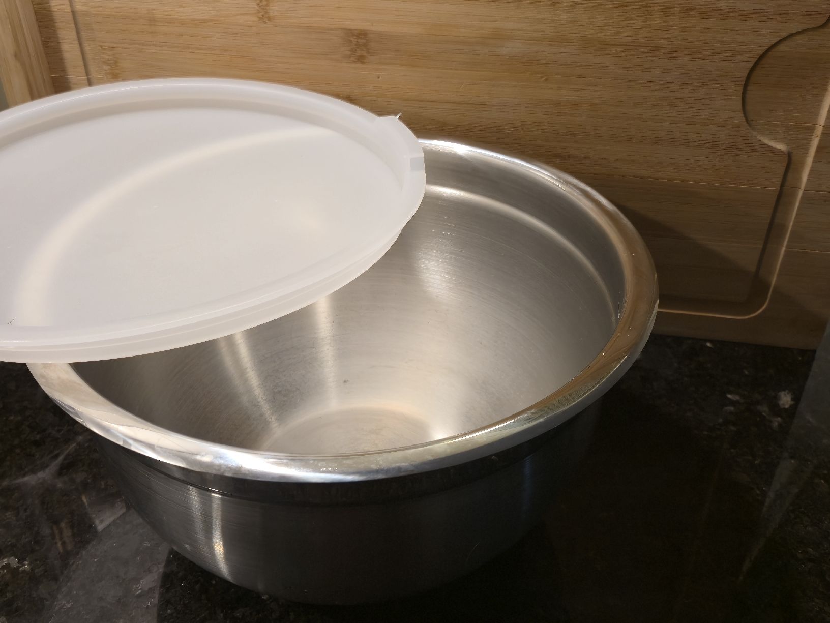 Ciotole: Edelstahl-Schüssel mit Deckel, Durchmesser 24 cm. – Usato da Biel/Bienne venduto da New_zs9k 1