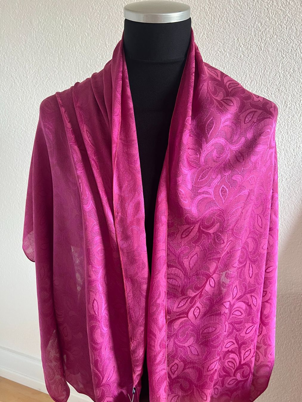 Colora Foulards, Tücher & Schals: Colora Schal, 68% Seide, Dunkelpink, NEU – Neu und originalverpackt aus Worb von farben20zauber 2
