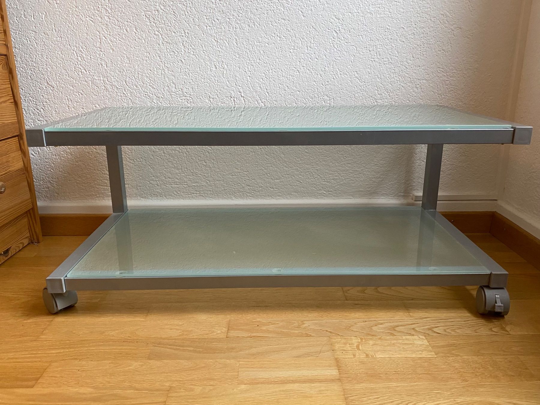 Meubles TV: Kompaktes TV-Möbel mit Rollen / moderner Beistelltisch – D'occasion à Bern par 1grenierdeSofine.