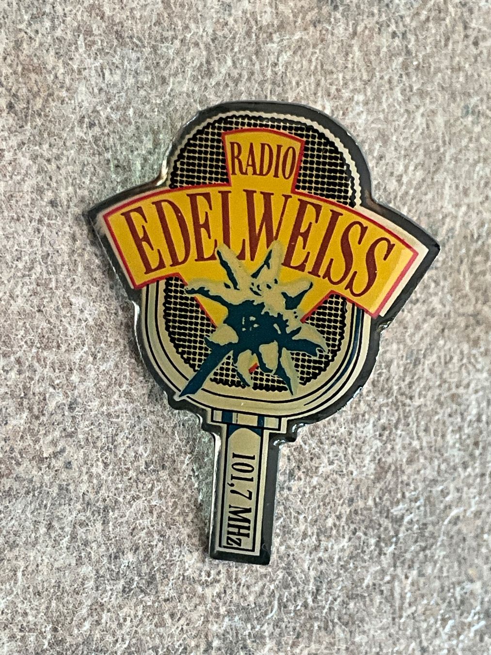 Edelweiss Placchette & Badge: 1 Pin Radio Edelweiss – Usato da Basel venduto da Genie2