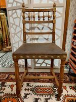 Antiker Stuhl aus Holz mit Ledersitz schön verziert