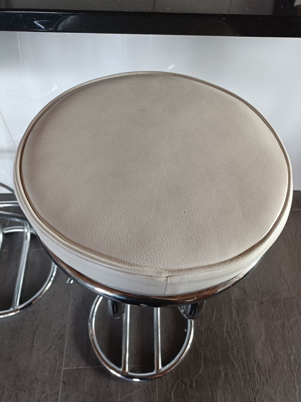 Hocker: Barhocker 3er Set Chrom silber weiss Leder – Gebraucht aus Leissigen von Gertsch_ 3