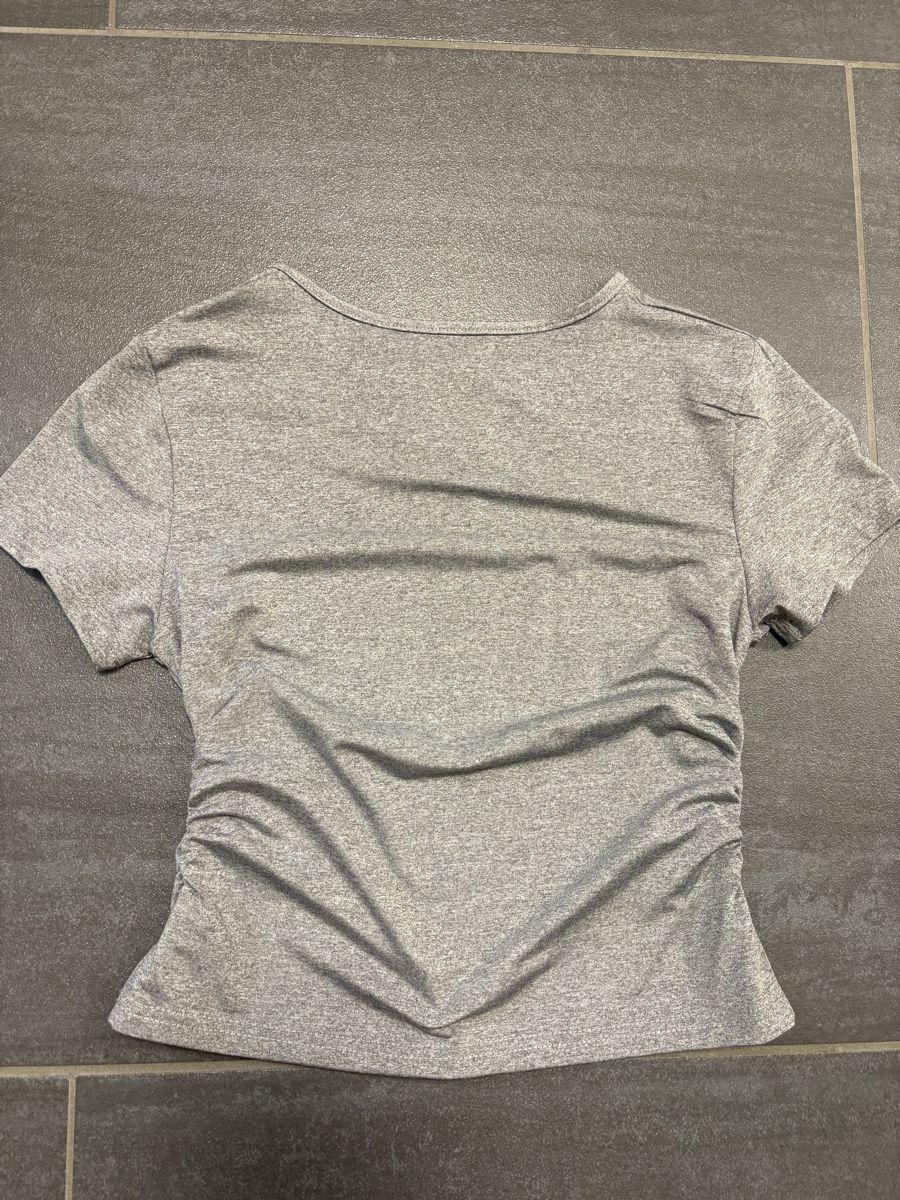 T-shirt: Graues V-Neck T-Shirt S – Usato da Rümlang venduto da svent 5