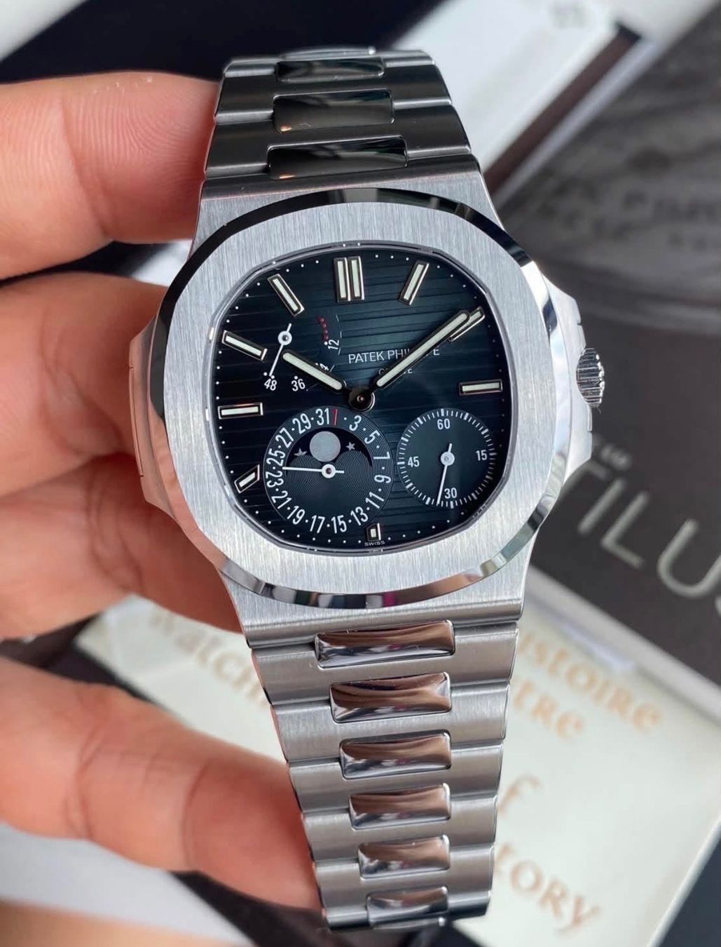 Patek Philippe Orologi: Patek Philippe Nautilus réf. 5712/1A-001 Full set 2017 – Usato da La Corbaz venduto da ts5_567x