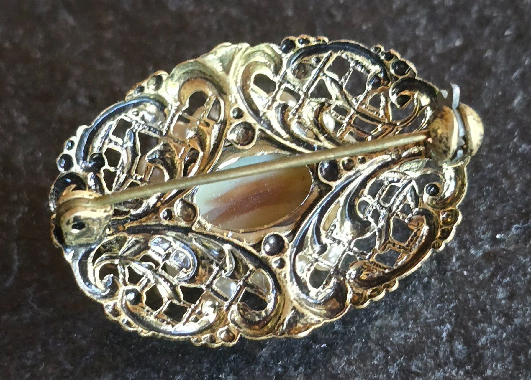 Broches & Aiguilles: Antike Brosche goldfarben mit Perlen und Stein 5.5 cm – D'occasion à Duebendorf par Dguguseli 1