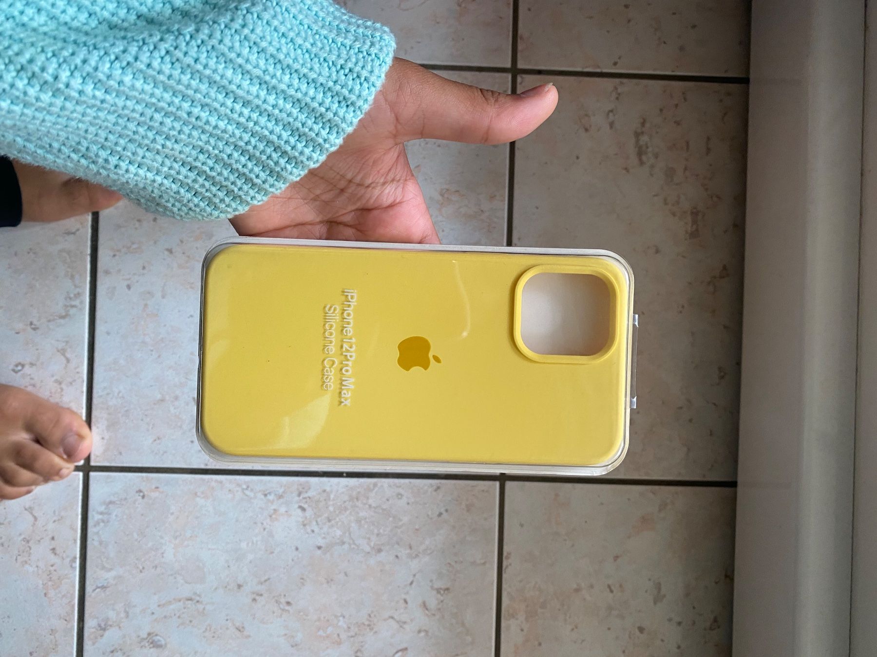 Cover & Protezioni schermo: Coque iPhone 12 Pro Max silicone jaune pastel neuve – Nuovo e nell'imballaggio originale da Denges venduto da val_j8w7 3