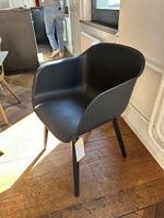 Muuto Fiber Armchair Wood Base schwarz