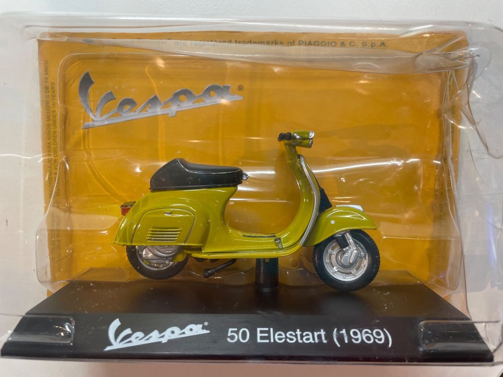 Miniature Scooter Vespa 50 Elestart 1969 - Échelle 1/18 - Jaune - Modèle De Collection Maisto - Sur Socle