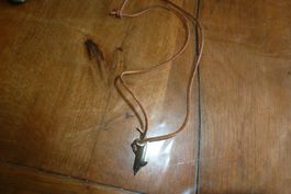 Frau Charm Halskette * Fischfigur. Es könnte aus Silber sein