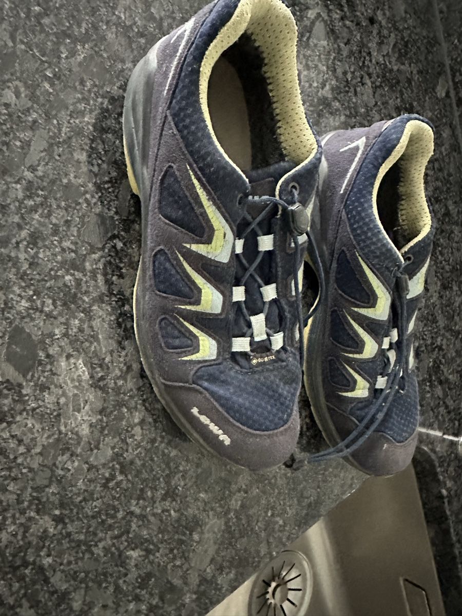 Lowa Scarpe per ragazze: Wanderschuhe Lowa, Gr. 39, 51/2 – Usato da Lostorf venduto da Esther26341