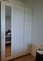 Kleiderschrank weiss, 3-türig, mit Spiegel.