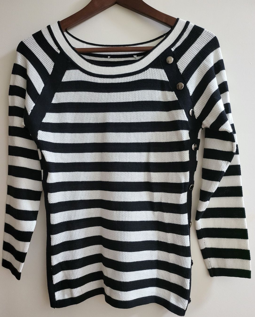 Maglioni & Felpe: Leichte schwarz-weisser Pulli mit Knopfdetails – Nuovo (secondo la descrizione) da Basel venduto da sci_67ms