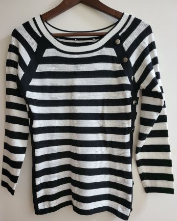 Leichte schwarz-weisser Pulli mit Knopfdetails