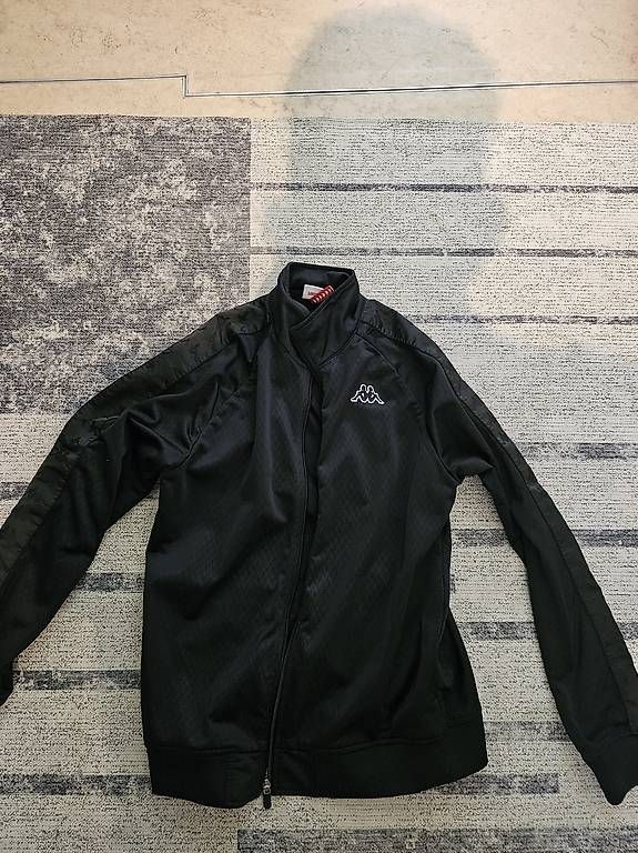 Giacche: Kappa Strickjacke total black – Usato da Dottikon venduto da damianolucia98