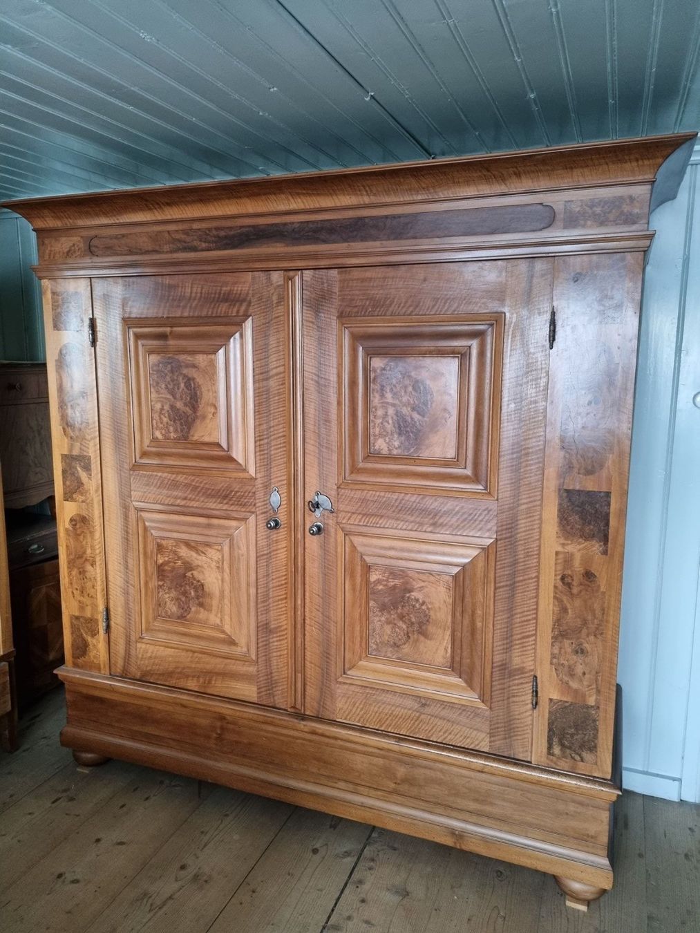 Armadi: Wunderschöner Nussbaum-Kleiderschrank – Usato da Herisau venduto da Kereanna