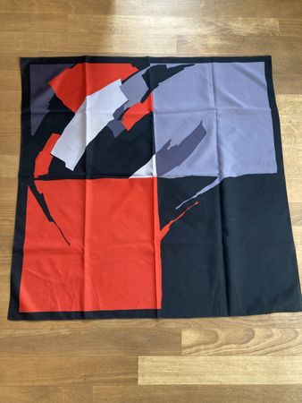 Farbtupfer für den Winter: Elegantes Foulard
