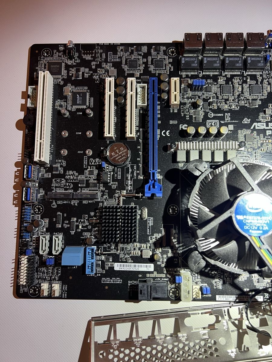 Asus Cartes mère: ASUS P10S-E/4L + Intel Xeon E3-1230 v6 3.5GHz – D'occasion à schellenberg par freefostore 2