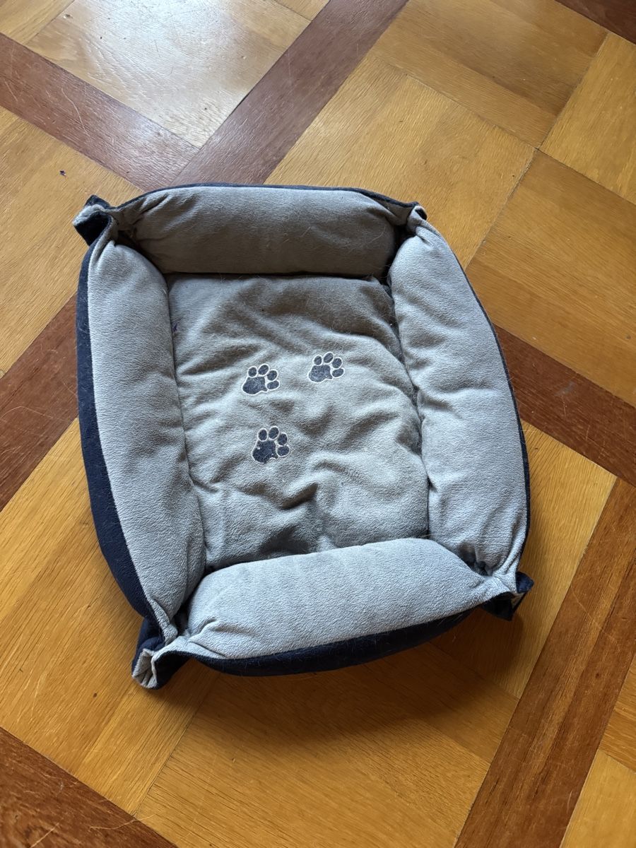 Cucce & Letti: Kuscheliges Katzenbett mit Pfotenmuster – Usato da Grindelwald venduto da yoloflip45
