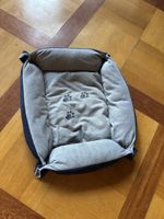 Kuscheliges Katzenbett mit Pfotenmuster