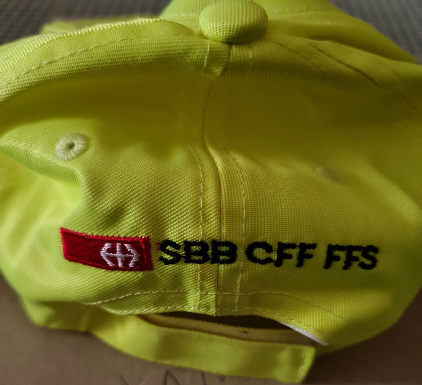 Copricapi, berretti & cappellini: Casquette jaune, visière jaune et bleue – Nuovo (secondo la descrizione) da Cortaillod venduto da signep 4