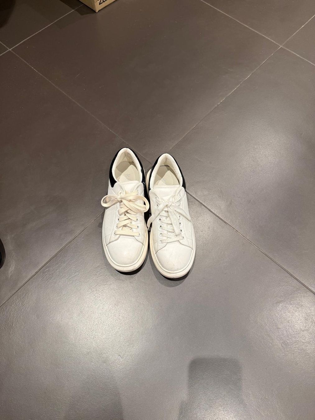 Damenschuhe: Sneakers – Gebraucht aus Bäch SZ von nonobscura