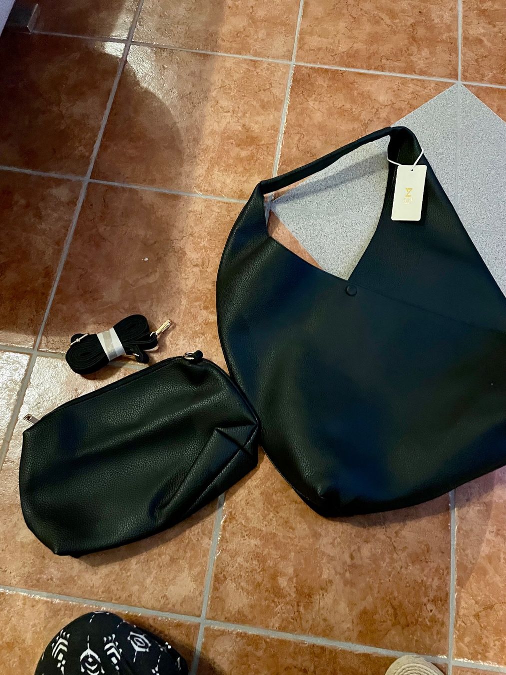 Borse: Vendo borsa grande nera da indossare a spalla – Nuovo e nell'imballaggio originale da Brione s. Minusio venduto da Je_Jey 2