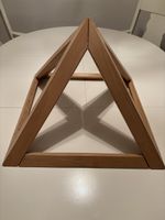 Pyramide aus Holz gross