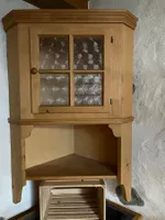 Eckschrank Tanne massiv mit Flaschenbodenglas