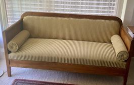 Sofa Holz mit Streifen-Polsterung, gute Zustand