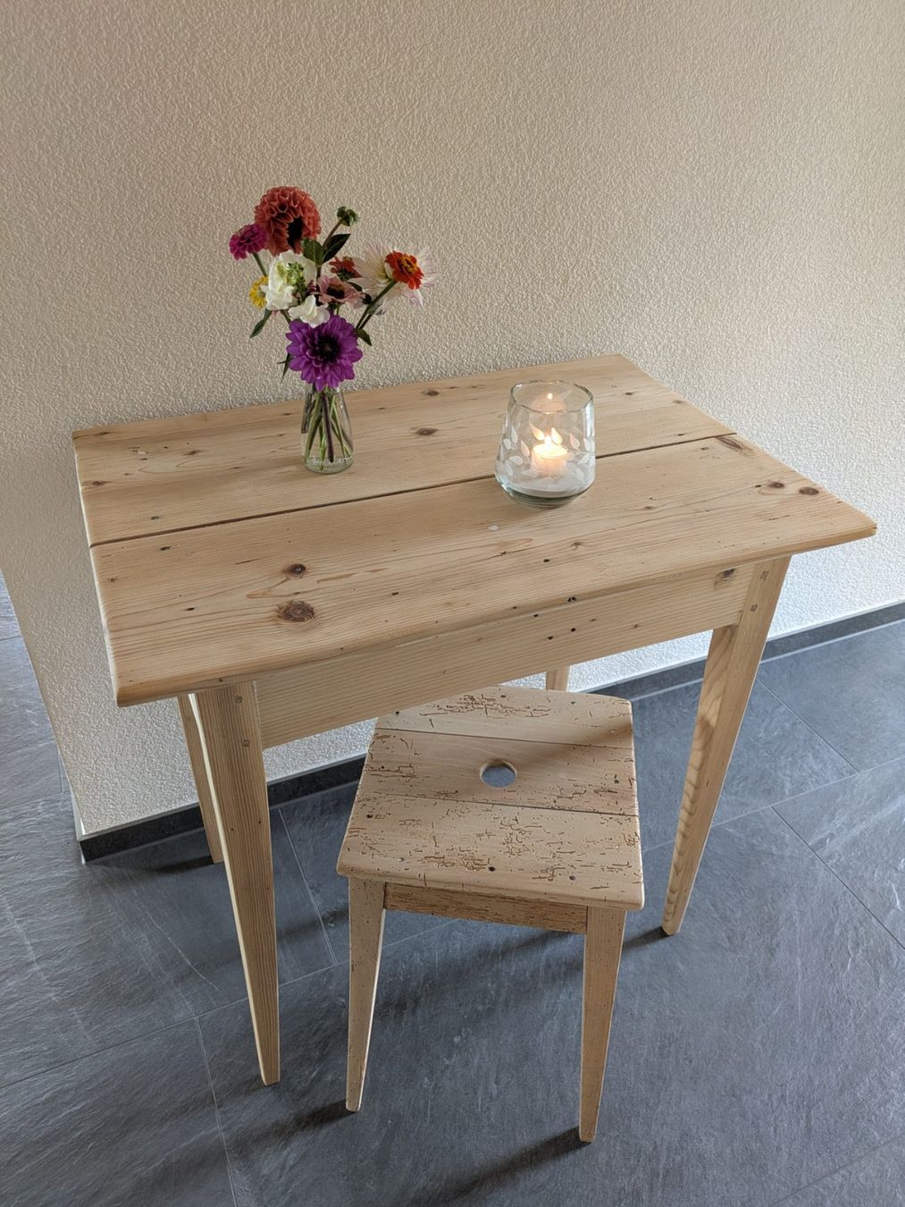 Tavoli: Antiker Holztisch mit Taburetli – Usato da Schwanden b. Brienz venduto da hoihoi03 1