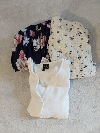 Kleiderpaket grösse S mit 2 Kleidern und 1 Bluse