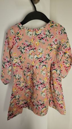 Sommerliches Mädchenkleid mit Blumenmuster, Grösse ca. 104