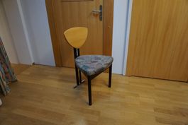 1 Stuhl Modell Triplo in Stoff. Gestell Holz schwarz