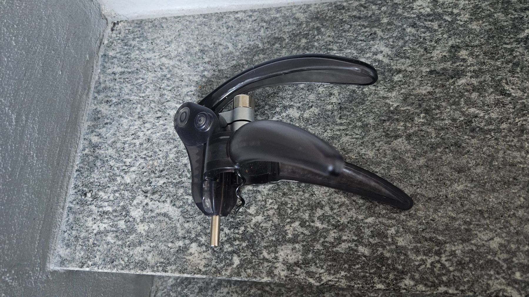 Apribottiglie & Tappi per chiusura: Cavatappi in plastica e metallo Visana – Usato da Melano venduto da H-Sara