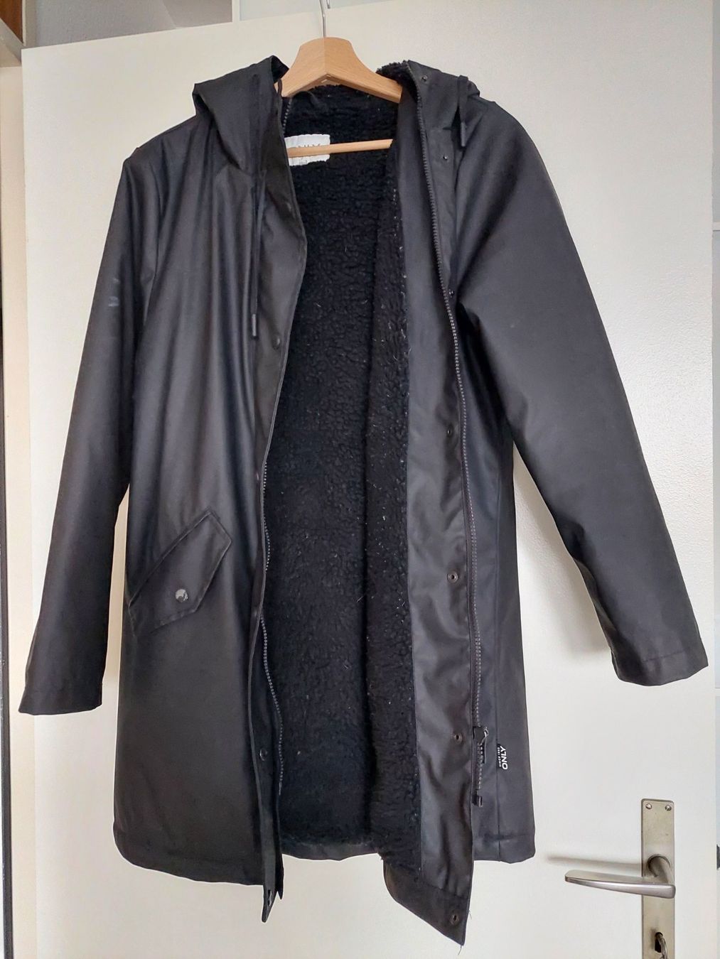 Only Giacche: SCHWARZE WARME REGENJACKE GR. S VON ONLY – Usato da Münchenstein venduto da Strupfi